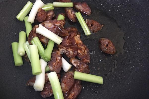 青蒜炒腊肠的做法图解2
