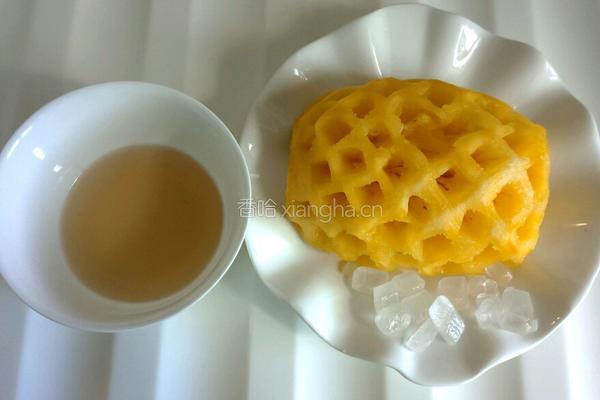 鲜榨菠萝汁的做法图解1