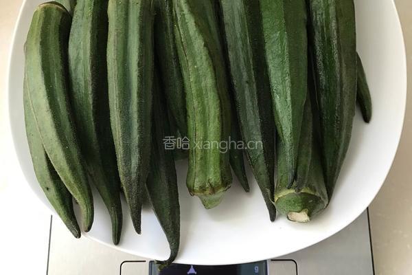 浇汁秋葵的做法图解1