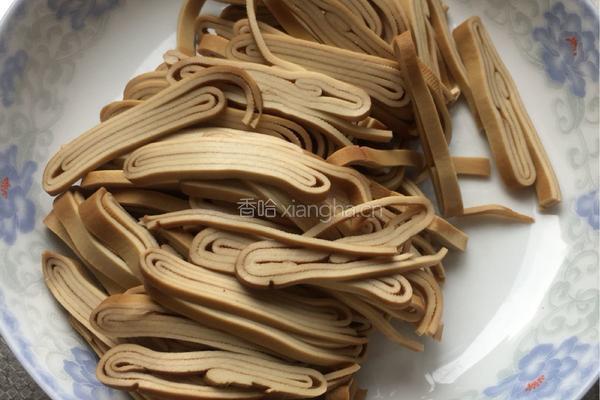 豆腐皮炒香菜的做法图解2