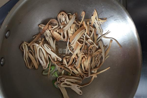 豆腐皮炒香菜的做法图解5