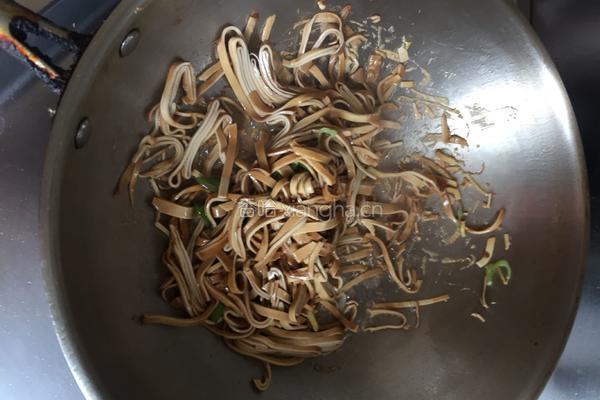 豆腐皮炒香菜的做法图解6