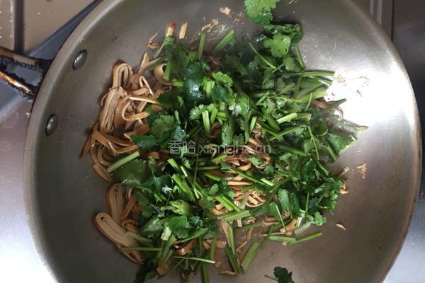 豆腐皮炒香菜的做法图解7