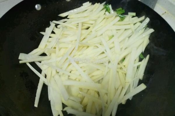 土豆炒鸡蛋的做法图解1