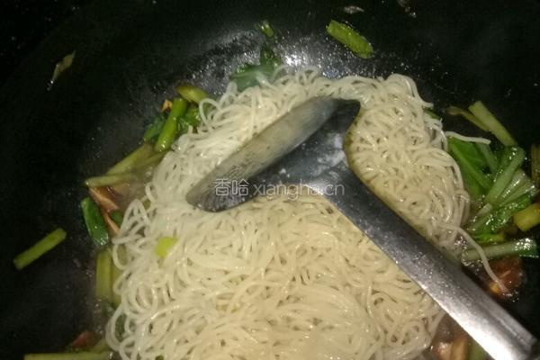 素菜炒面的做法图解3