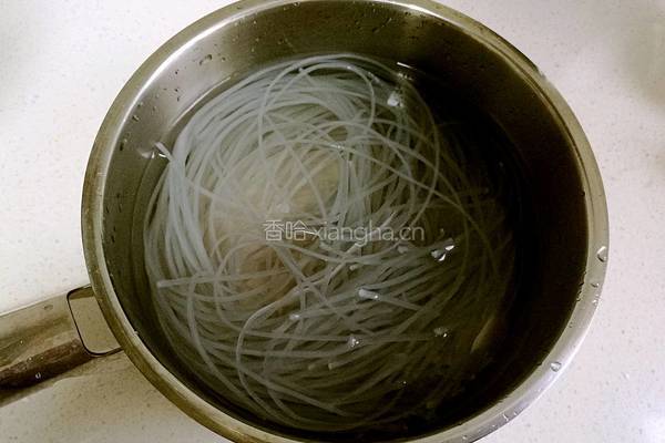 菠菜鸡蛋炖粉条的做法图解1