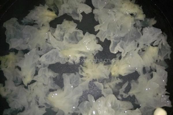 银耳莲子黑芝麻粥的做法图解1