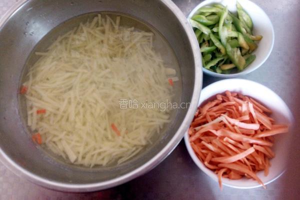 土豆青椒炒肉丝的做法图解1