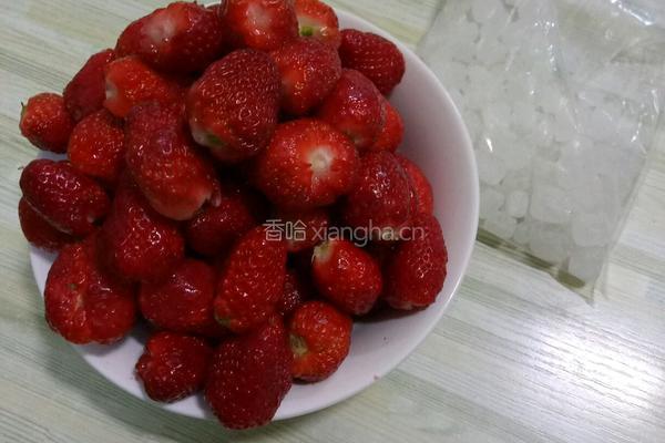 蜂蜜草莓罐头的做法图解1