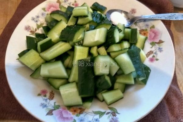肉末炒黄瓜的做法图解1