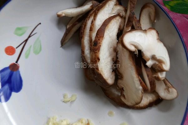 洋葱炒香菇的做法图解1