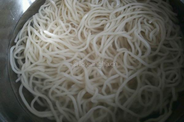 腊肠炒面的做法图解4