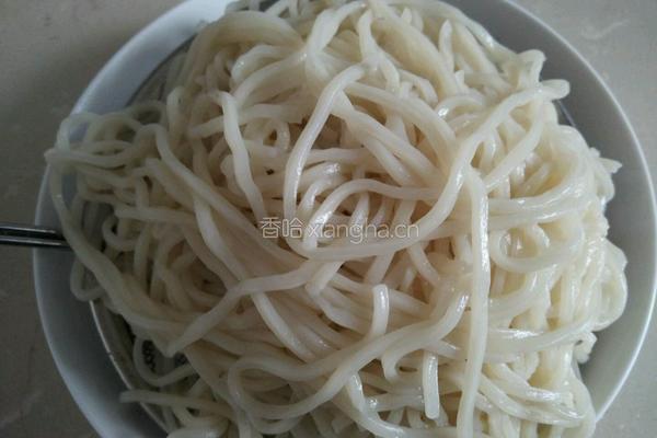 腊肠炒面的做法图解5