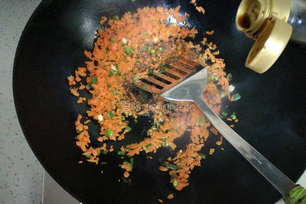 胡萝卜鸡蛋炒饭的做法图解4