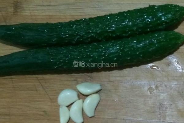 淋汁黄瓜的做法图解1