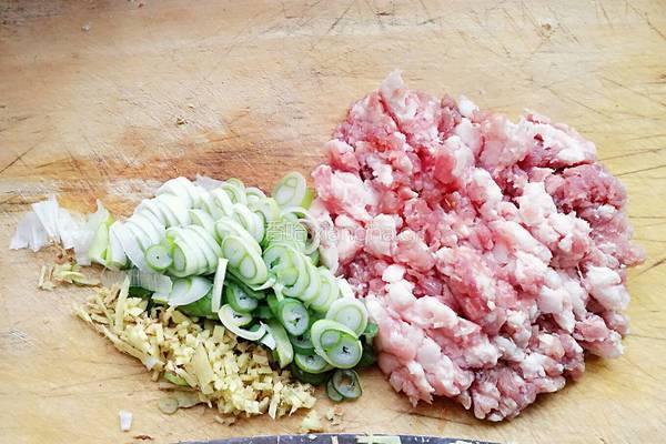 猪肉大葱馅馄饨的做法图解1