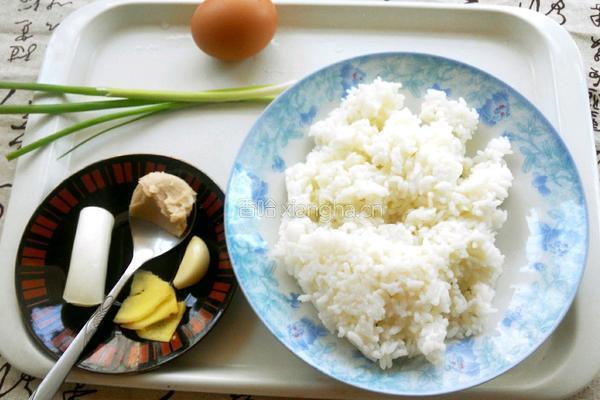 酱油炒饭的做法图解1