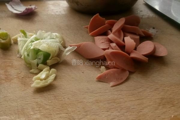 菠菜火腿肠的做法图解1