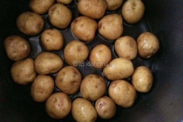 香辣孜然小土豆的做法图解1