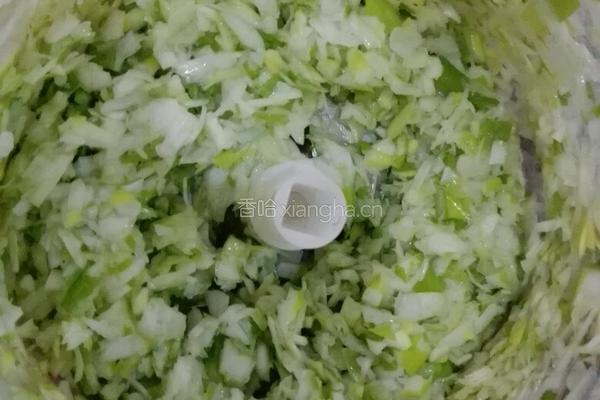 酸菜肉饺子的做法图解3