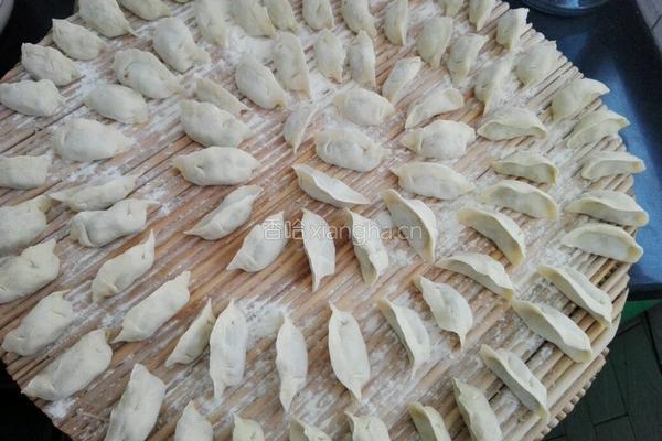 酸菜肉饺子的做法图解12