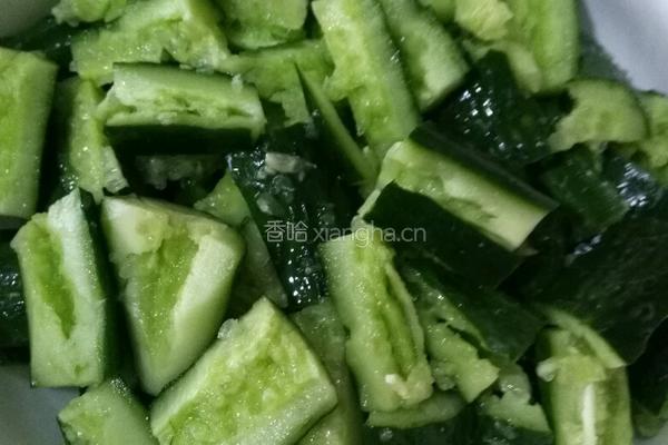 酸辣黄瓜的做法图解2