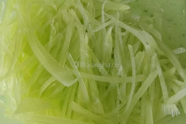 炝拌莴苣的做法图解3