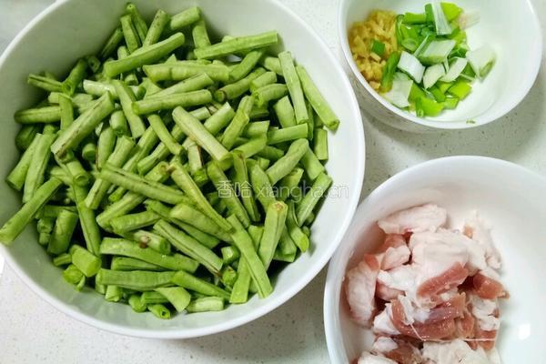 豆角蒸面条的做法图解2