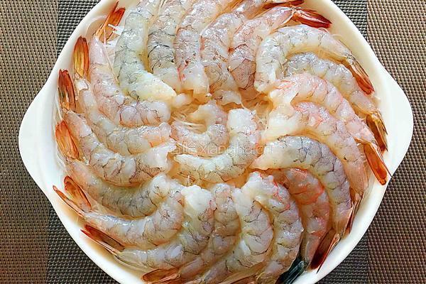 蒜蓉粉丝蒸大虾的做法图解8