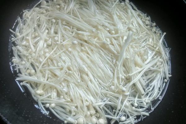 凉拌金针菇的做法图解1