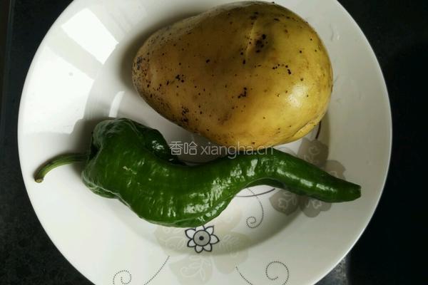 青椒炒土豆片的做法图解1