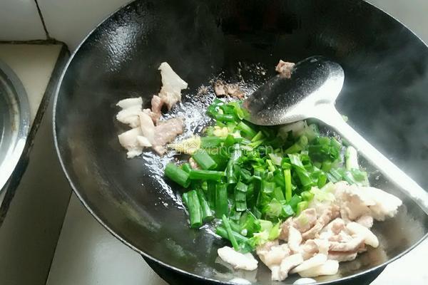 鱿鱼炒蒜苔的做法图解4