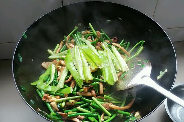 鱿鱼炒蒜苔的做法图解7