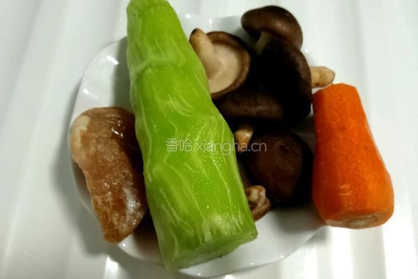 青笋香菇炒肉的做法图解1