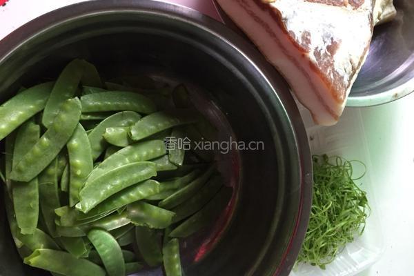 荷兰豆炒腊肉的做法图解1