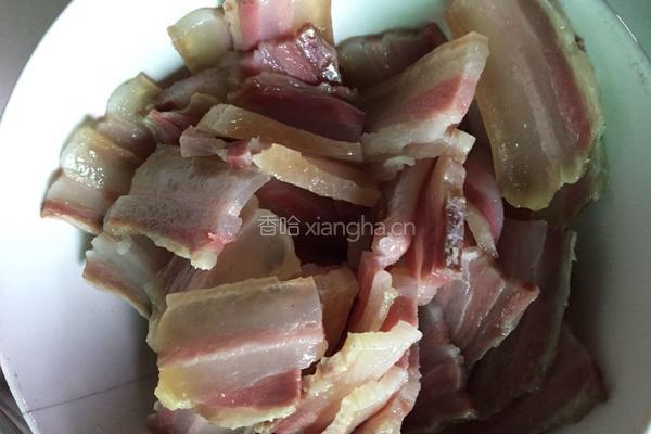 荷兰豆炒腊肉的做法图解2