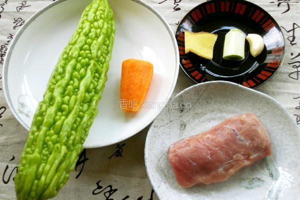 苦瓜炒肉的做法图解1