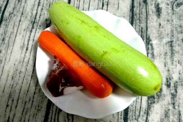 小瓜胡萝卜炒肉丝的做法图解1