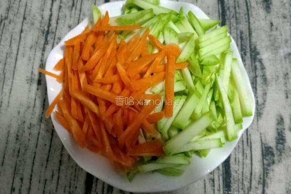 小瓜胡萝卜炒肉丝的做法图解2