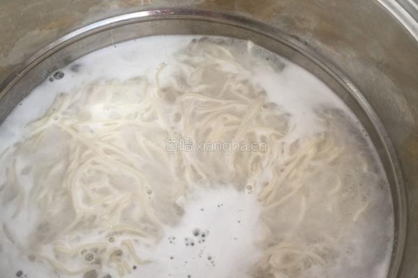 捞面条的做法图解8