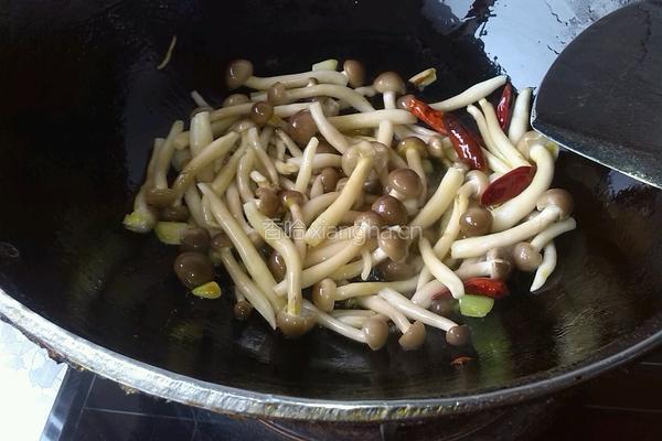 蟹味菇炒小油菜的做法图解4