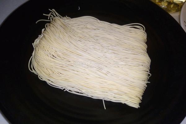 香菇娃娃菜炒银丝面的做法图解1