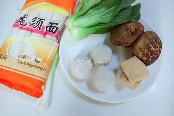 青菜鱼丸面的做法图解2