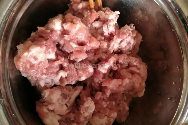 芹菜猪肉馅饺子的做法图解1