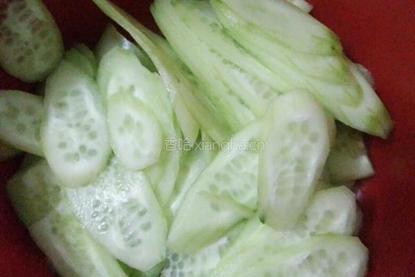 青瓜炒肉片的做法图解2
