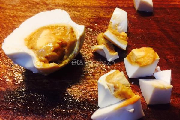 咸蛋丝瓜汤配法棍的做法图解2