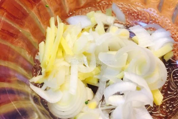 咸蛋丝瓜汤配法棍的做法图解3