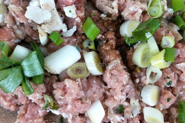 荠菜胡萝卜肉水饺的做法图解1