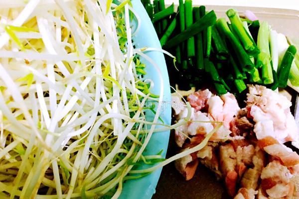 葱香花肉炒银芽的做法图解1