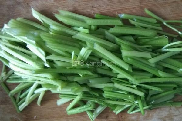 香肠炒香芹的做法图解2
